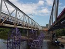 Most ve Svinarech pes eku Orlici rozdlili dlnci na dva kusy. Improvizovan...