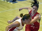eská basketbalistka Karolína Elhotová (vlevo) a Fanni Andrea Szabóová z...