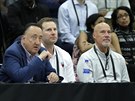 Gar Forman, Fred Hoiberg a John Paxton (zleva) zastupují na NBA Draft Combine...