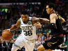 Marcus Smart (vlevo) z Bostonu se tlaí ke koi Clevelandu pes Jordana...