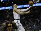 Jayson Tatum (v bílém) z Bostonu donáí mí do koe Clevelandu kolem LeBrona...