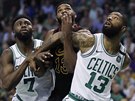 Jaylen Brown (vlevo) a Marcus Morris (vpravo) z Bostonu v souboji s...