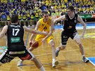 Opavský basketbalista Ludk Jureka (ve lutém) bojuje s Jaromírem Bohaíkem...