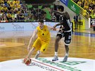 Opavský basketbalista Rostislav Dragou (vlevo) útočí kolem Alexe Davise z...