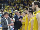 Opavtí basketbalisté pebírají medaile pro eského vicemistra.