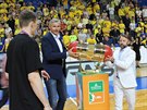 Nymburský kapitán Pavel Pumprla (vlevo) si jde pro trofej pro eské mistry.