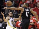 Eric Gordon (vpravo) z Houstonu vyráí mí Stephenu Currymu z Golden State.