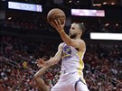 Stephen Curry z Golden State útoí na ko Houstonu.