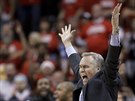 Mike DAntoni, trenér Houstonu, se raduje bhem zápasu s Golden State.