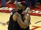 P. J. Tucker (vlevo) James Harden se radují po výhe  Houstonu nad Golden State.