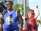 Fanouek Golden State a fanynka Houstonu ped vzájemným zápasem.