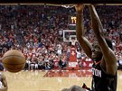 Clint Capela z Houstonu smeuje proti Golden State,