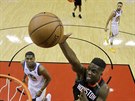 Clint Capela z Houstonu zakonuje na ko Golden State, sleduje ho Kevon Looney.