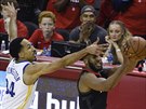 Shaun Livingston (vlevo) z Golden State fauluje Chrise Paula z Houstonu.