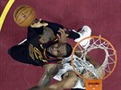 LeBron James (vlevo) z Clevelandu zakonuje kolem Ala Horforda z Bostonu.