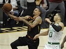 George Hill (vlevo) z Clevelandu útoí kolem Jaysona Tatuma z Bostonu.