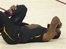 LeBron James z Clevelandu leí na palubovce a zoufá si bolestí.
