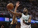 Jaylen Brown (vpravo) z Bostonu útoí na ko Clevelandu pes George Hilla.