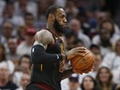 LeBron James (vlevo) z Clevelandu se odráí k bostonskému koi, sleduje ho...