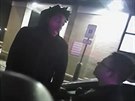 Konflikt basketbalisty Sterlinga Browna s policisty zachycený policejní kamerou.