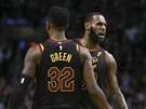 Jeff Green a LeBron James oslavují povedenou akci Clevelandu v sedmém zápase s...