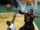 LeBron James (vpravo) z Clevelandu blokuje pokus Terryho Roziera z Bostonu.