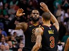 LeBron Jamers a George Hill se radují z úspné akce Clevelandu.