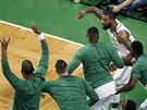 Marcus Morris (v bílém) se trefil z dálky, oslavuje ho bostonská lavika.