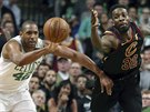 Al Horford (vlevo) z Bostonu má k míi blí ne Jeff Green z Clevelandu.