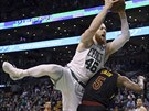 Aron Baynes (vlevo) z Bostonu peskoil J. R. Smithe z Clevelandu.