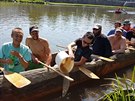 Nadšenci v Hradci Králové trénují plavbu v dlabaném člunu na expedici v...
