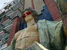 Vandal posprejoval sochu na prel muzea v Hradci Krlov.