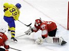 védský útoník Viktor Arvidsson se snaí blafákem pekonat výcarského gólmana...