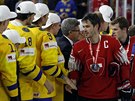 výcarský kapitán Raphael Diaz (v erveném) podává ruku védským hokejistm,...