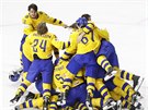 védtí hokejisté v euforii skáou jeden na druhého, práv obhájili titul...