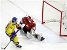 Švédský útočník Filip Forsberg překonává švýcarského gólmana Leonarda Genoniho...