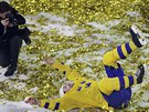 Švédský útočník Filip Forsberg se „koupe“ ve zlatých konfetách.