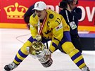 védský kapitán Mikael Backlund s trofejí pro svtového ampiona.