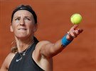Blorusk tenistka Viktoria Azarenkov servruje v prvnm kole Roland Garros...