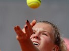 esk tenistka Kateina Siniakov servruje v prvnm kole Roland Garros.