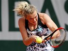 esk tenistka Kateina Siniakov hraje forhendem.