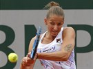 eská tenistka Karolína Plíková odehrává míek v utkání prvního kola Roland...