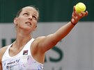 eská tenistka Karolína Plíková servíruje v prvním kole Roland Garros proti...
