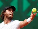 Argentinský tenista Marco Trungelliti servíruje na Roland Garros.