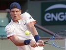 eský tenista Tomá Berdych zahrává bekhendový úder v prvním kole Roland Garros.