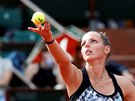 eská tenistka Kristýna Plíková servíruje v prvním kole Roland Garros.