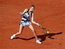 eská tenistka Kristýna Plíková zahrává forhendový úder v prvním kole Roland...