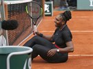 Americká tenistka Serena Williamsová se usmívá, poté co uklouzla na kurtu.