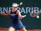 Nmecká tenistka Angelique Kerberová hraje forhendem v prvním kole Roland...