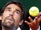 Francouzsk tenista Jrmy Chardy servruje v prvnm kole Roland Garros, ve...